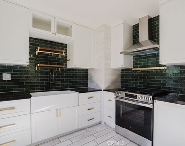 18328 Gresham Street - Photo Thumbnail 15