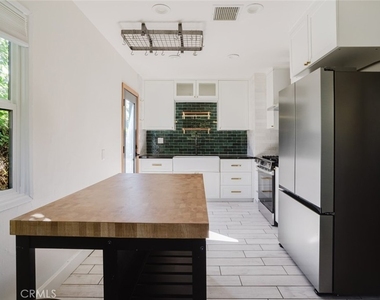 18328 Gresham Street - Photo Thumbnail 13