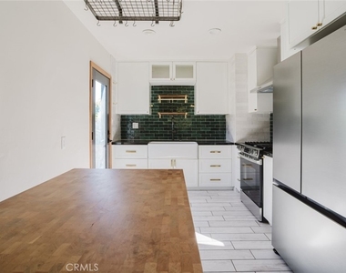 18328 Gresham Street - Photo Thumbnail 12