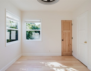 18328 Gresham Street - Photo Thumbnail 3