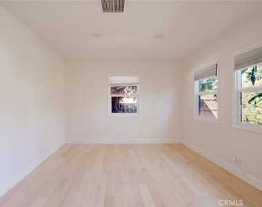 18328 Gresham Street - Photo Thumbnail 9