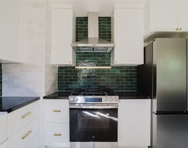 18328 Gresham Street - Photo Thumbnail 17
