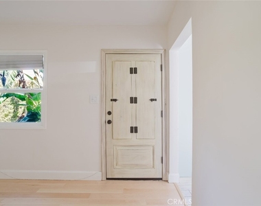 18328 Gresham Street - Photo Thumbnail 7