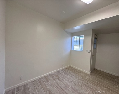 464 1/4 Camulos Street - Photo Thumbnail 6