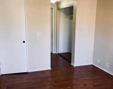 720 W 4th St - Photo Thumbnail 12