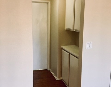 720 W 4th St - Photo Thumbnail 13