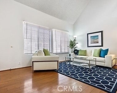 720 W 4th St - Photo Thumbnail 1