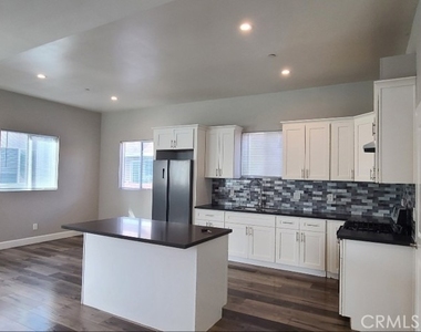 866 E 46th - Photo Thumbnail 2