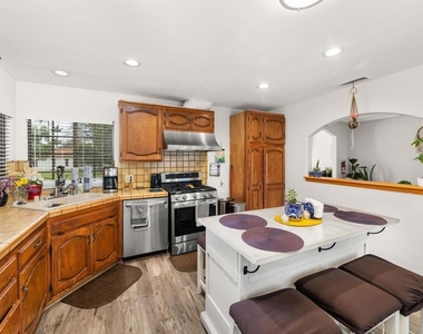 729 Second Avenue - Photo Thumbnail 27