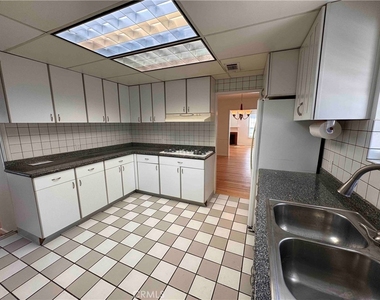 1827 Oakwood Avenue - Photo Thumbnail 11