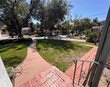 1827 Oakwood Avenue - Photo Thumbnail 3