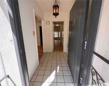 1827 Oakwood Avenue - Photo Thumbnail 4