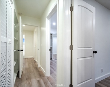 1212 W Woodcrest Avenue - Photo Thumbnail 27