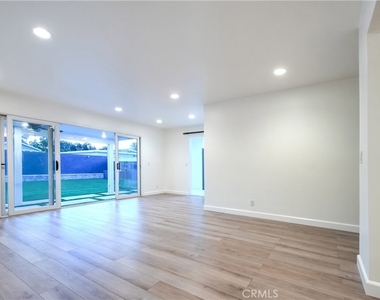 1212 W Woodcrest Avenue - Photo Thumbnail 11