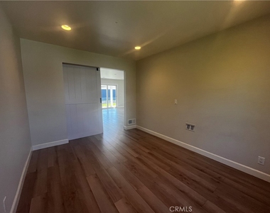 1212 W Woodcrest Avenue - Photo Thumbnail 15