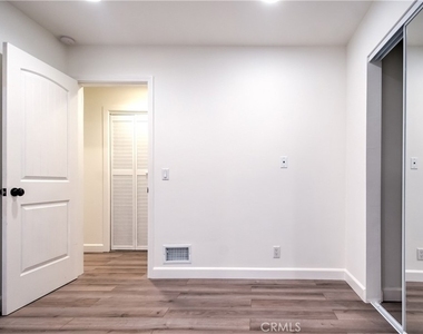 1212 W Woodcrest Avenue - Photo Thumbnail 30