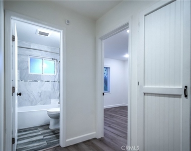 1212 W Woodcrest Avenue - Photo Thumbnail 16