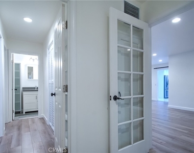 1212 W Woodcrest Avenue - Photo Thumbnail 17