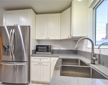 1212 W Woodcrest Avenue - Photo Thumbnail 7