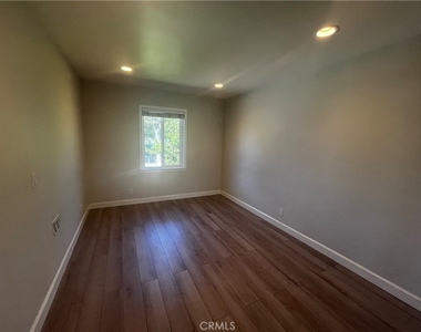 1212 W Woodcrest Avenue - Photo Thumbnail 14