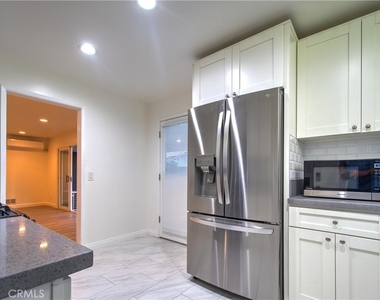 1212 W Woodcrest Avenue - Photo Thumbnail 8