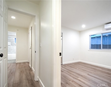 1212 W Woodcrest Avenue - Photo Thumbnail 28