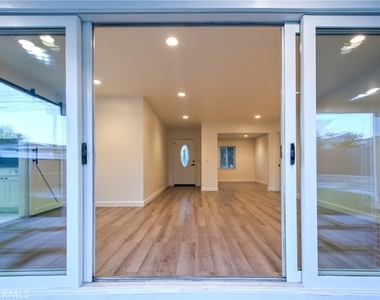 1212 W Woodcrest Avenue - Photo Thumbnail 10