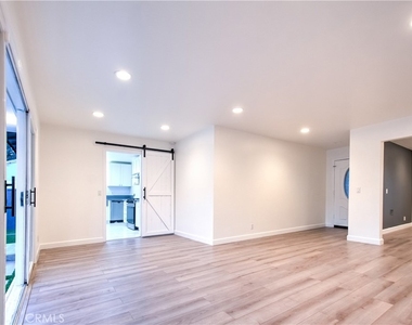 1212 W Woodcrest Avenue - Photo Thumbnail 1