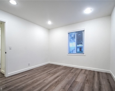 1212 W Woodcrest Avenue - Photo Thumbnail 23