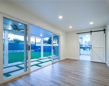 1212 W Woodcrest Avenue - Photo Thumbnail 2
