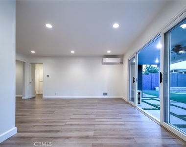 1212 W Woodcrest Avenue - Photo Thumbnail 9