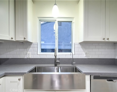 1212 W Woodcrest Avenue - Photo Thumbnail 6