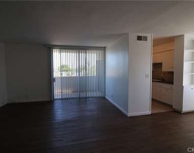 6251 Coldwater Canyon - Photo Thumbnail 3