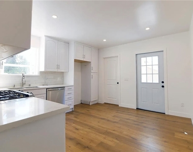 3124 Altura - Photo Thumbnail 6