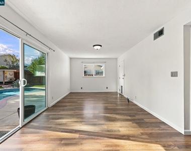1325 Sumac Cir - Photo Thumbnail 11