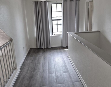 2030 Edgewater - Photo Thumbnail 9