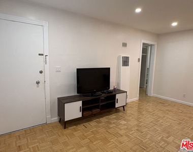 828 Lincoln Boulevard - Photo Thumbnail 2