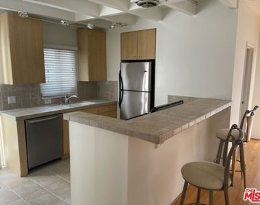 516 1/4 N San Vicente Boulevard - Photo Thumbnail 7