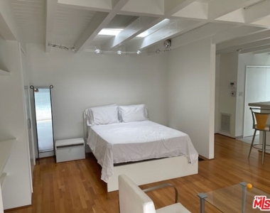 516 1/4 N San Vicente Boulevard - Photo Thumbnail 2