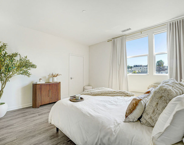 3945 Eagle Rock Boulevard - Photo Thumbnail 6