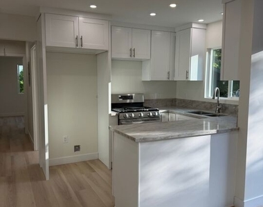326 E Randolph Street - Photo Thumbnail 2