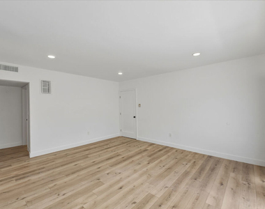 929 N Stanley Avenue - Photo Thumbnail 3