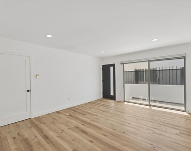 929 N Stanley Avenue - Photo Thumbnail 7
