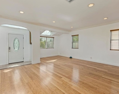 5049 Hesperia Avenue - Photo Thumbnail 3
