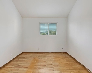 5049 Hesperia Avenue - Photo Thumbnail 29