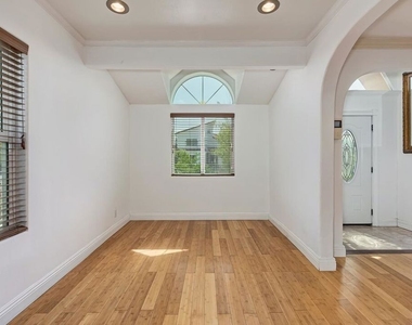 5049 Hesperia Avenue - Photo Thumbnail 11