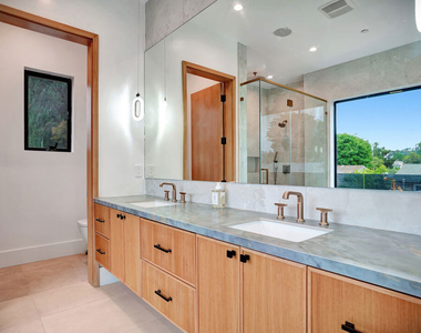 15602 Morrison Street - Photo Thumbnail 26