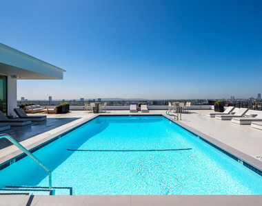 1100 Alta Loma Road - Photo Thumbnail 23