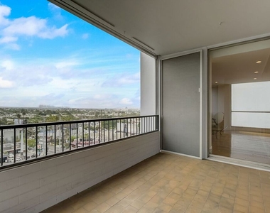1100 Alta Loma Road - Photo Thumbnail 22