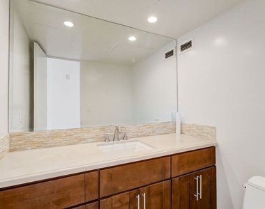1100 Alta Loma Road - Photo Thumbnail 17